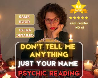 Op de afbeelding: Een persoon met krullend haar en een bril houdt drie tarotkaarten vast. Tekstoverlays bevatten 5.0 RATING, SAME HOUR, EXTRA DETAILED en DON'T TELL ME ANYTHING JUST YOUR NAME PSYCHIC READING. Drie brandende kaarsen en drie tarotkaarten liggen op een rood kleed.