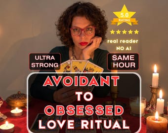 Op de afbeelding: Een persoon met krullend haar en een rode bril houdt drie tarotkaarten vast. De afbeelding bevat tekst zoals 5.0 RATING, ULTRA STRONG, SAME HOUR en AVOIDANT TO OBSESSED LOVE RITUAL. Verschillende brandende kaarsen en een metalen bakje staan op een rood oppervlak.