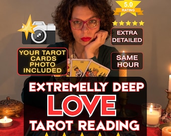 Op de afbeelding: Een advertentie voor een tarot-leesservice met een persoon met krullend haar en een rode bril die tarotkaarten vasthoudt. Tekstoverlays bevatten "EXTREMELY DEEP LOVE TAROT READING", "5.0 RATING", "EXTRA DETAILED", "SAME HOUR" en "YOUR TAROT CARDS PHOTO INCLUDED" met ster- en camerapictogrammen.