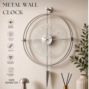 Op de afbeelding: Een zilverkleurige metalen wandklok van 50x90 cm met een cirkelvormig frame, een transparante wijzerplaat en een centrale slinger. De klok bevat de tekst METAL WALL CLOCK, SILENT SWEEP, DURABLE METAL, QUALITY, ELEGANT& MODERN, TEMPERED GLASS en SIZE 50X90 CM.