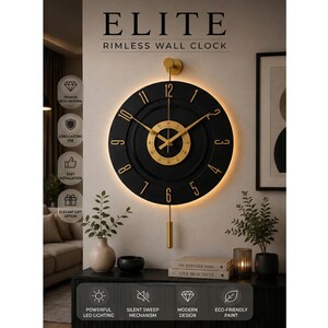 Könnte beinhalten: Eine runde schwarze Wanduhr mit der Aufschrift ELITE RIMLESS WALL CLOCK mit goldenen Ziffern und Zeigern. Die Uhr verfügt über ein goldenes Zifferblatt in der Mitte, eine vertikale goldene Haltestange und ein goldenes Pendel mit LED-Hintergrundbeleuchtung.