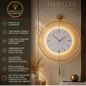 Op de afbeelding: Een ronde wandklok met een witte wijzerplaat, gouden cijfers en wijzers, gevat in een gouden metalen ring. De klok heeft een verticaal gouden pendel en draadloze ledverlichting. De tekst op de afbeelding luidt TIMELLES KRISTAL EXCLUSIVE.