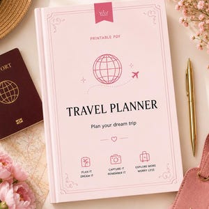 Könnte beinhalten: Ein hellrosa Reiseplaner mit Globus-Symbol, Flugzeug-Grafik und dem Text "TRAVEL PLANNER Plan your dream trip". Das Cover zeigt Symbole zum Planen, Festhalten von Erinnerungen und Erkunden, neben einem dunkelroten Reisepass und einem Goldstift.