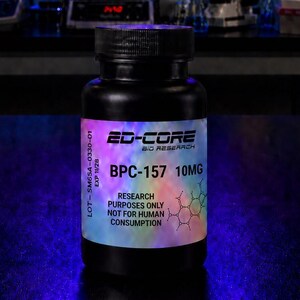 以下が含まれることがあります： ED-CORE BIO RESEARCH、BPC-157 10MG、RESEARCH PURPOSES ONLY NOT FOR HUMAN CONSUMPTIONの文字、化学構造図、ロット番号SM65A-0330-01、EXP 11/28が記載されたホログラムラベル付きの黒いプラスチックボトル。