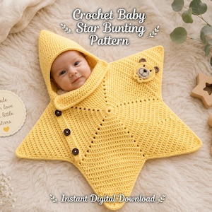 Può includere: Un sacco nanna per neonati all'uncinetto giallo a forma di stella con cappuccio, tre bottoni marrone scuro sul lato e una piccola applicazione a forma di testa d'orso. Il testo recita Crochet Baby Star Bunting Pattern e Instant Digital Download.