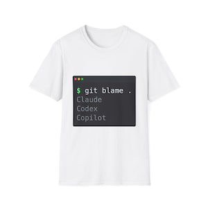 Peut inclure: Un t-shirt blanc à manches courtes avec un graphique rectangulaire gris foncé sur la poitrine. Le graphique imite une fenêtre de terminal informatique avec le texte $ git blame . suivi des noms Claude, Codex et Copilot en blanc.