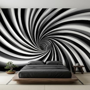 Peut inclure: Une peinture murale présentant un motif de tunnel en spirale noir et blanc derrière un lit bas avec une literie gris foncé. À gauche, un petit bonsaï vert est posé dans un pot marron, et à droite, une petite table d'appoint en bois.