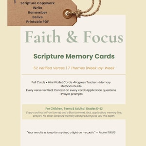 Può includere: Una scheda informativa beige intitolata Faith & Focus Scripture Memory Cards con un cartellino di carta marrone attaccato con uno spago. Il testo descrive 52 versetti, 7 temi, un tracker di progresso, una guida alla memoria e preghiere.