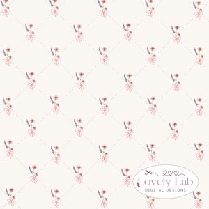 Pode incluir: Um padrão repetitivo sobre um fundo creme com pequenos ramos de flores cor-de-rosa e raminhos de alfazema roxos atados com laços cor-de-rosa, dispostos numa grelha de losangos com linhas pontilhadas. O texto Lovely Lab DIGITAL DESIGNS é visível.