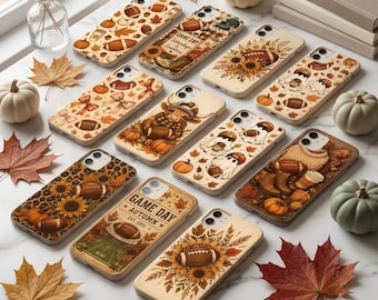 Könnte beinhalten: Eine Sammlung von zehn Smartphone-Hüllen mit herbstlichen Motiven wie Footballs, Kürbissen, Sonnenblumen, Geistern und Leopardenmuster. Einige Hüllen zeigen Texte wie Game Day Autumn Est 1990 und Game Day Saturdays & Sweaters.