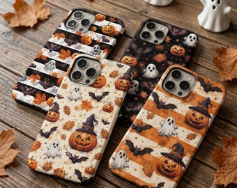 Könnte beinhalten: Vier Smartphone-Hüllen mit Halloween-Motiven, darunter Kürbisse mit Hexenhüten, weiße Geister und schwarze Fledermäuse. Zwei Hüllen haben horizontale Streifen in Schwarz-Weiß oder Orange-Weiß, während zwei Hüllen vollflächige Muster auf hellem oder dunklem Grund zeigen.