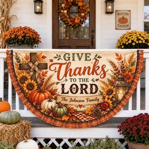 Può includere: Uno striscione in tessuto semicircolare con il testo "GIVE Thanks TO THE LORD" e "The Johnson Family" su sfondo color crema. Il design include una croce di legno, girasoli, foglie autunnali, zucche e una lanterna con una candela accesa.