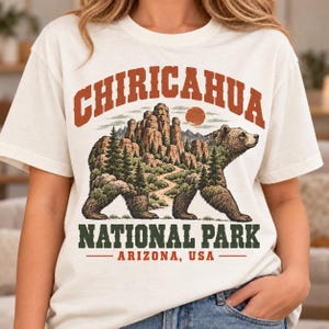 Camiseta del Parque Nacional Chiricahua, camiseta de senderismo de Arizona, camiseta vintage con paisaje desértico, regalo de naturaleza del suroeste, ropa para aventuras al aire libre.