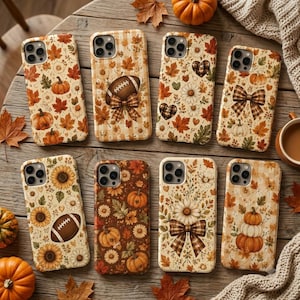 K&ouml;nnte beinhalten: Acht Smartphone-H&uuml;llen auf einer Holzoberfl&auml;che, jede mit herbstlichen Mustern wie K&uuml;rbissen, Herbstbl&auml;ttern, Sonnenblumen, G&auml;nsebl&uuml;mchen, karierten Schleifen und Footballs in Orange-, Braun-, Creme- und Gr&uuml;nt&ouml;nen.