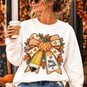 Camiseta personalizada para profesores de otoño, sudadera personalizada para profesores con nombre, camiseta con lazo de calabaza y lápiz, regalo para profesores de vuelta al cole, camiseta escolar de otoño