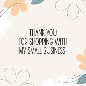 K&ouml;nnte beinhalten: Eine quadratische Karte mit cremefarbenem Hintergrund und dem schwarzen Text THANK YOU FOR SHOPPING WITH MY SMALL BUSINESS! Das Design ist mit einfachen Strichzeichnungen von Blumen in Pfirsich, Wei&szlig; und gedecktem Blau in den Ecken verziert.