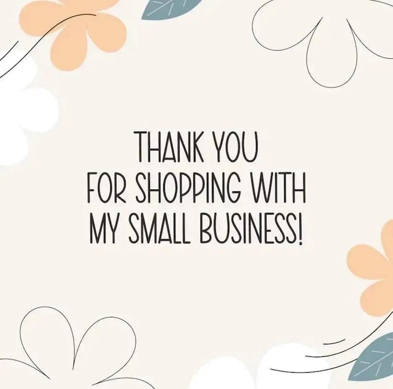 K&ouml;nnte beinhalten: Eine quadratische Karte mit cremefarbenem Hintergrund und dem schwarzen Text THANK YOU FOR SHOPPING WITH MY SMALL BUSINESS! Das Design ist mit einfachen Strichzeichnungen von Blumen in Pfirsich, Wei&szlig; und gedecktem Blau in den Ecken verziert.