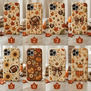 K&ouml;nnte beinhalten: Eine Sammlung von acht Smartphone-H&uuml;llen mit herbstlichen Motiven, darunter K&uuml;rbisse, Ahornbl&auml;tter, Sonnenblumen, G&auml;nsebl&uuml;mchen, Footballs und karierte Schleifen. Jede H&uuml;lle zeigt ein einzigartiges Muster in warmen Farben.