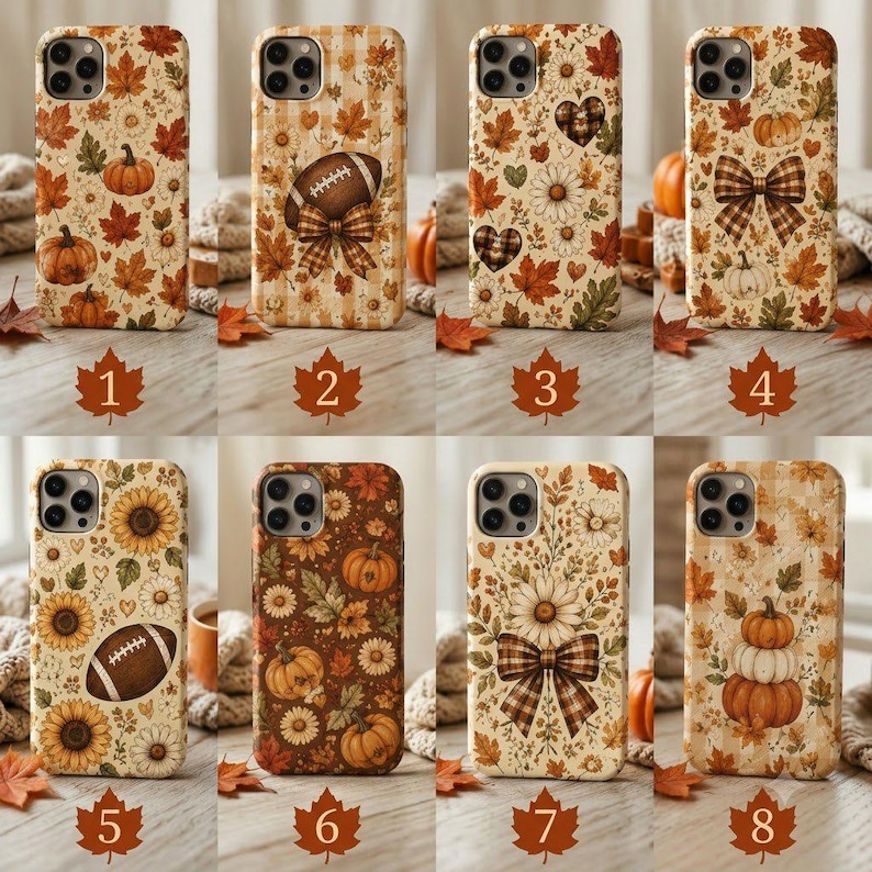 K&ouml;nnte beinhalten: Eine Sammlung von acht Smartphone-H&uuml;llen mit herbstlichen Motiven, darunter K&uuml;rbisse, Ahornbl&auml;tter, Sonnenblumen, G&auml;nsebl&uuml;mchen, Footballs und karierte Schleifen. Jede H&uuml;lle zeigt ein einzigartiges Muster in warmen Farben.
