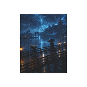 Puede incluir: Una impresión de arte digital que muestra una escena nocturna oscura y lluviosa en un puente de madera. Una figura con paraguas cruza el puente, iluminada por linternas cálidas. Al fondo, un torii y una pagoda bajo un cielo lleno de relámpagos.