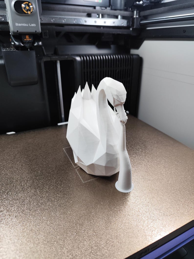 Escultura de cisne de baja poligonalidad, estatua geométrica de pájaro, decoración minimalista blanca. imagen 7
