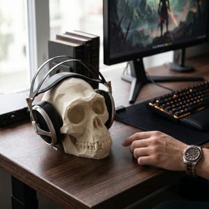 Low Poly Monkey Skull Headphone Stand – Geometric Sculpture, Gamer Desk Decor, PLA+ Plastic image 5