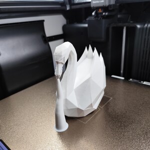 Escultura de cisne de baja poligonalidad, estatua geométrica de pájaro, decoración minimalista blanca. imagen 6