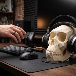 Low Poly Monkey Skull Headphone Stand – Geometric Sculpture, Gamer Desk Decor, PLA+ Plastic image 4