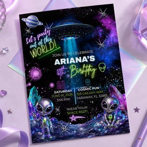 Könnte beinhalten: Eine rechteckige Einladungskarte mit einem dunklen Weltraumhintergrund, einem UFO, Planeten und zwei Außerirdischen. Der Text lautet: Let's party out of this WORLD! JOIN US TO CELEBRATE ARIANA'S 10th Birthday. SATURDAY JUNE 21, 2026 3:00 P.M. COSMIC FUN 123 GALAXY WAY FARAWAY, FL 32801 WEAR YOUR SPACE BEST!