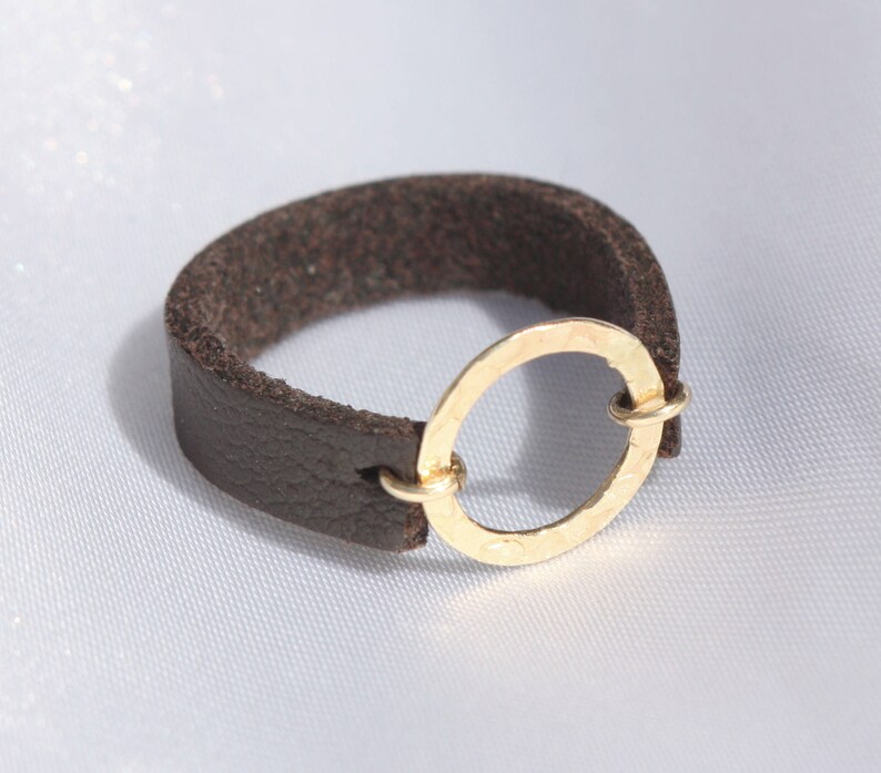 Кожаное кольцо. Кожаные кольца женские. Кожаное кольцо на палец. Leather ring. Кожаное кольцо на палец.