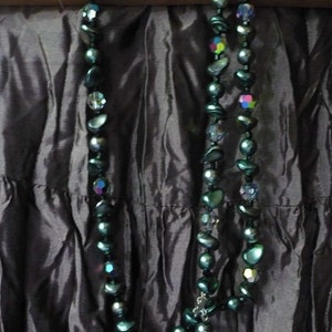 1950er Jahre Aurora Borealis Grüne Halskette Vintage Glasperlenkette Grüne Glasperlenkette mit drei Perlen Bild 2