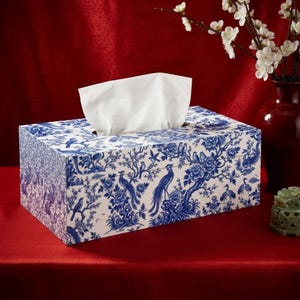 Funda para caja de pañuelos estilo chinoiserie / Estampado de pavo real azul y blanco con grullas / Decoración Grand Millennial