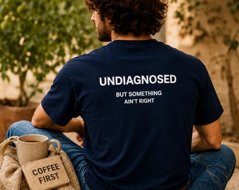 Rolig T-shirt, Odiagnostiserad Men Något Stämmer Inte, Grafisk Slogan T-shirt, Rolig Nyhetsgåva