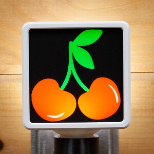 3D-geprint nachtlampje met kersenmotief uit Michigan – decoratie voor Traverse City, met schemersensor.