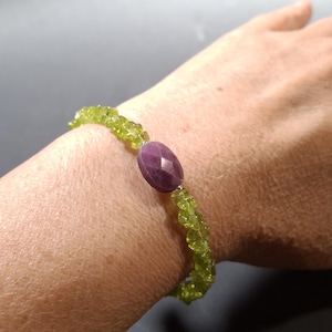 Bracciale rigido con rubino e peridoto, bracciale avvolgente, pietra portafortuna di luglio