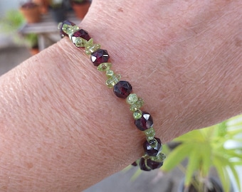 Garnet and Peridot Briolette Bracelet with 925 Silver, January Birthstone Garnet Stone, August Birthstone Stone