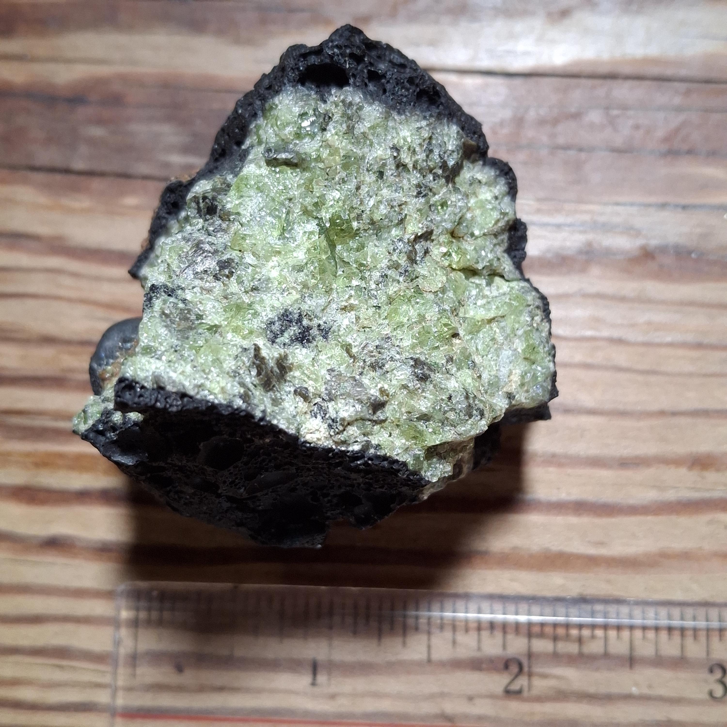 希少な天然原石ペリドット・オリビン火山性鉱物標本（母岩にペリドット