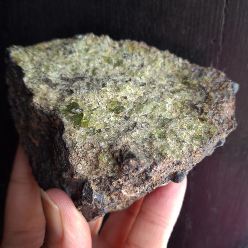 Peridot Texture Spécimen minéral rare de péridot brut naturel, olivine volcanique, dans ...