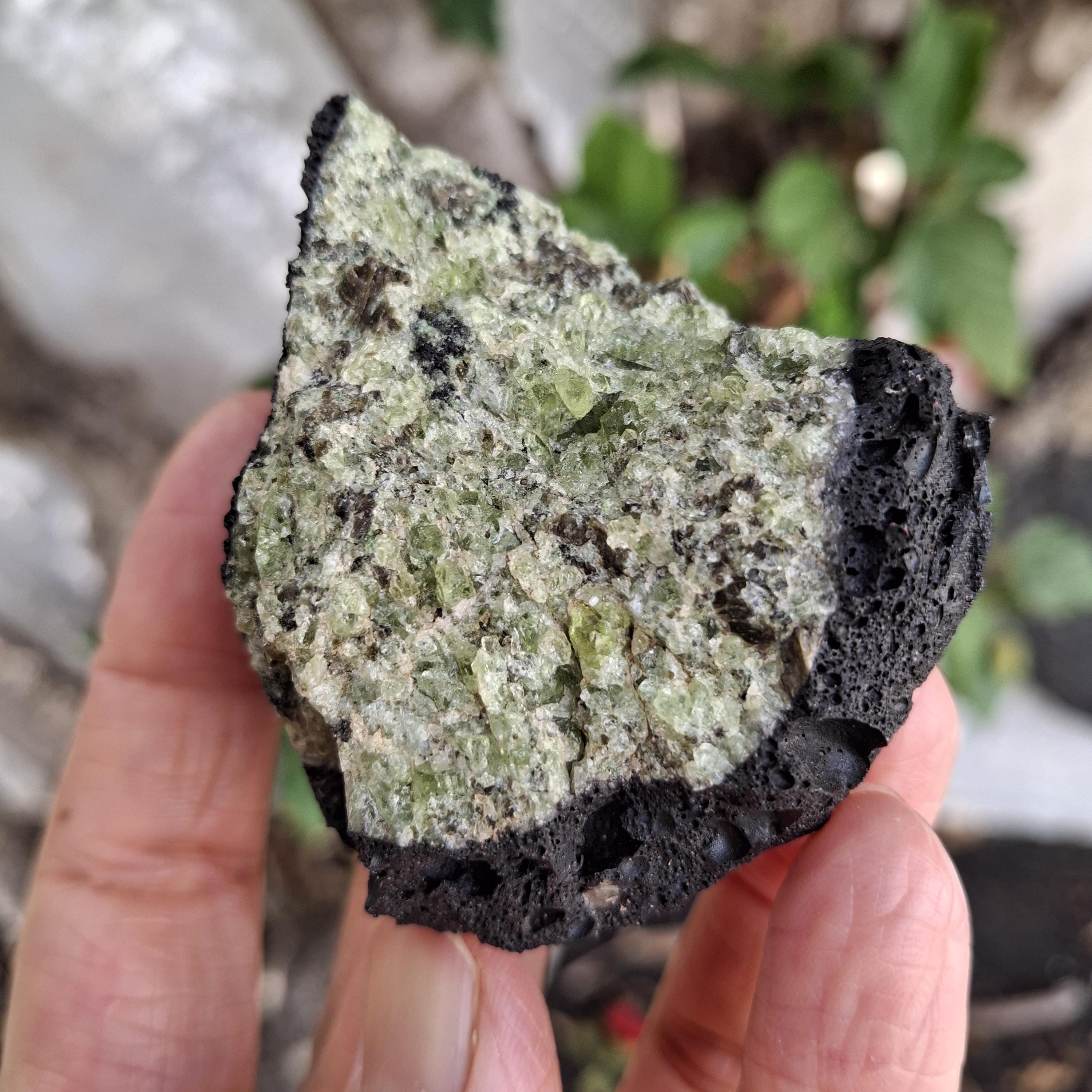 希少な天然原石ペリドット・オリビン火山性鉱物標本（母岩にペリドット