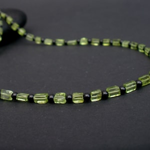Peridot Rechteckig und Schwarzer Turmalin 925 Sterling Silber Zierliche Halskette, August - Oktober Geburtsstein