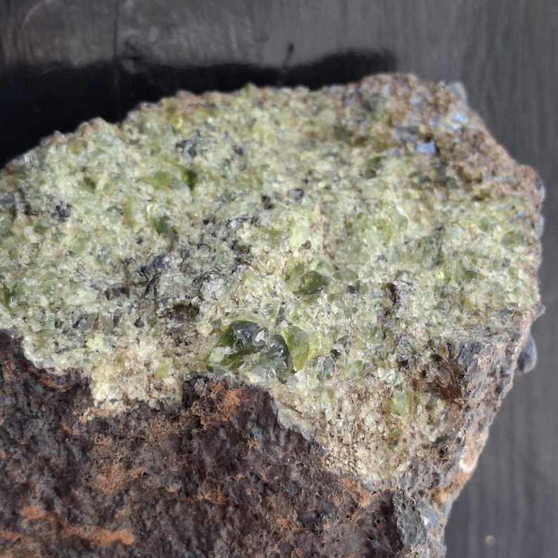 Peridot Texture Spécimen minéral rare de péridot brut naturel, olivine volcanique, dans ...