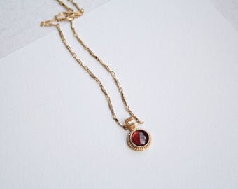 Garnet Pendant Necklace, Gold Garnet stone necklace, Charm Necklace, Mother Gift, Gift for Mother, Jewelry Mom, Mom Necklace, Garnet Jewelry