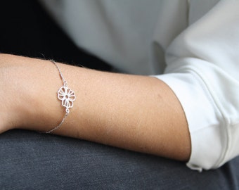 Sterling Silver bracelet, Dainty flower bracelet, Bridesmaid bracelet, Silver chain bracelet, Everyday bracelet, Bridesmaid flower bracelet