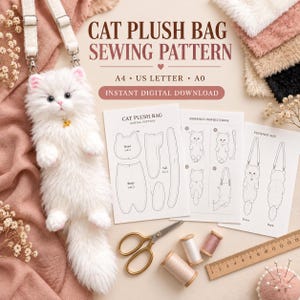 Może przedstawiać: Biała pluszowa torebka w kształcie kota z długim paskiem, wraz z arkuszami wykrojów krawieckich z napisem CAT PLUSH BAG SEWING PATTERN, A4, US LETTER, A0 oraz INSTANT DIGITAL DOWNLOAD. Zawiera złote nożyczki, trzy szpulki nici i drewnianą linijkę.