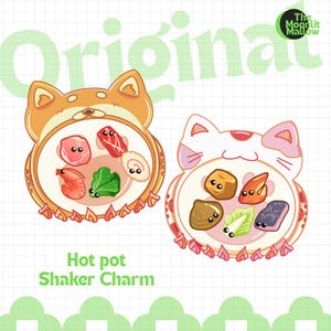 Può includere: Due ciondoli shaker a forma di pentola con motivi animali. Uno è un contenitore color marrone chiaro a forma di cane con gamberi, carne e verdure. L'altro è un contenitore bianco a forma di gatto con frutti di mare. Testo: Original, The Moonlit Mallow, Hot pot Shaker Charm.