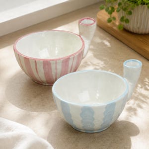 Ręcznie malowana miska do płukania jagód, różowa ceramiczna miska do mycia owoców w paski, funkcjonalna ceramika, prezent na parapetówkę w stylu rustykalnym