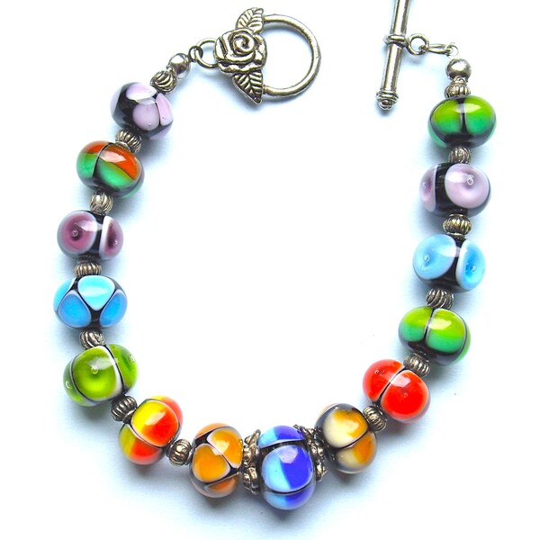 Unieke,  kleurige armband met handgemaakte glaskralen, door mijzelf gemaakt in eigen atelier.