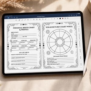 以下が含まれることがあります： デジタルタブレットに表示された占星術プランナーのページ。Personal Birth Chart & ProfileとSolar Return Chart Wheelの2つのセクションがあり、黒い線、出生データ用のテキストフィールド、占星術のシンボルで構成されています。