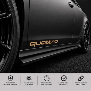 Peut inclure: Un panneau latéral de voiture noir mat avec un autocollant en vinyle doré portant le texte "quattro" en minuscules. Sous la voiture, cinq icônes circulaires affichent le texte : WATERPROOF WEATHER RESISTANT, UV RESISTANT FADE PROOF, PREMIUM VINYL THIN & FLEXIBLE, EASY TO APPLY NO BUBBLES, et STRONG ADHESIVE LONG LASTING.
