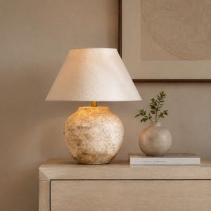 Tischleuchte aus strukturierter Keramik mit Leinenschirm, rustikale Stein-Nachttischlampe, neutrale beige Akzentleuchte, moderne organische Wohnzimmerlampe